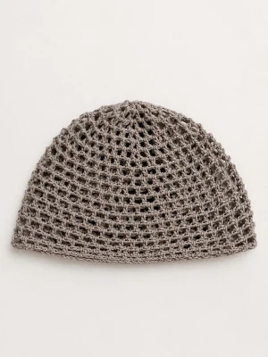 Handvirkad grå net mesh beanie - Säljer en grå virkad mössa med nätstruktur. Mössan är handgjord i ett mjukt bomullsgarn och har en luftig, avslappnad passform. Mått: 25cm i diameter, 17cm hög.