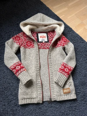 Superdry Hoodie/Cardigan - Säljer en fet superdry vintage zip hoodie/cardigan. Storlek S och är i mycket fint skick. Inga tecken på användning och passar passar fint för en sommarkväll. Pris satt på 800 men går att förhandla lite vid snabb affär och är öppen för bytesförslag.