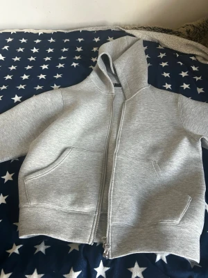 Fleece grå style - En riktig skön grå och lite puffig grishig style fleece från Jack and Jones
