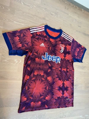 Juventus Adidas matchtröja rosa - Hej! Säljer en helt ny adidas rosa juventus tröja.               Storleken är XL och mått finns på dem sista sidorna.       Priset kan diskuteras och skickas inom 24 Tim☺️💨