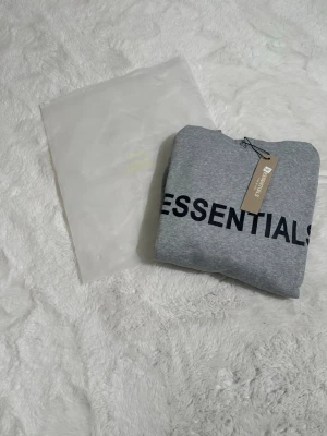 Essentials hoodie  - Storlek 160cm skickar inom 24 timmar kommer med essentials påse i ny skick med prislapp 