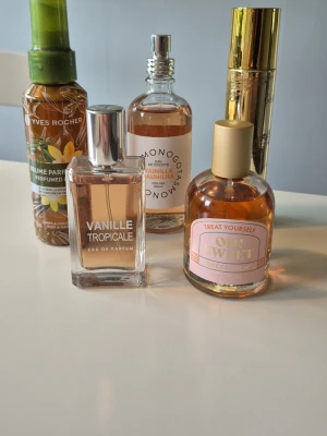 Mix av fem parfymer med vaniljtoner - Fem olika parfymer med vaniljdoft, i glas- och plastflaskor med olika former och färger. Märken som Yves Rocher, Adopt och Treat Yourself. Vissa har några år på nacken och säljes därför i befintligt skick.