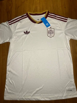 Spanien VM fotbollströja  - Helt nytt, storlek S, M och L. Skriv till mig om ni har frågor! Instagram @fotbollshoppen