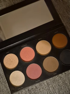 Infinity Palette från Linda Hallberg - Infinity Palette från Linda Hallberg med åtta nyanser i varma och neutrala toner. Paletten innehåller både matta och skimrande ögonskuggor i färger som beige, brunt, guld, rosa och persika. Kommer i en svart, stilren förpackning med spegel. Den är swatchad, testad en gång . En fin palett.
