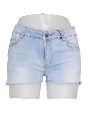 Ljusblå denimshorts från RIDEA - Snygga ljusblå denimshorts från RIDEA. Perfekta för varma dagar och enkel att matcha med allt. Köpta på Sellpy. Snygg tvätt och finare på. På mig passar dem inte men snyggare i verkligheten iaf. Finns fler bilder vid intresse men inte på mig då. 