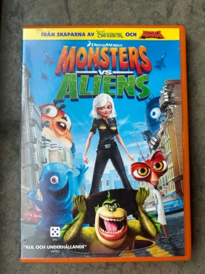Monsters VS Aliens dvd - Monsters vs Aliens på DVD. Textning: Svenska, Finska, Engelska. Speltid: 1 tim 30 min. Från 7 år.  Finns på språk: Svenska, Engelska, Finska   OBS!! skivorna är begagnade så det kan förekomma repor/hairlines på skivorna, men då jag kollar igenom alla filmer jag säljer garanterar jag att alla funkar felfritt om inget annat står! :)