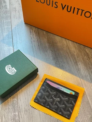 Goyardine Saint Sulpice Cardholder - Säljer en mycket fräsch korthållare med ett snyggt mönster i svart och grått. Den har flera fack för kort och ett praktiskt Toppskick aldrig använd priset kan diskuteras! 