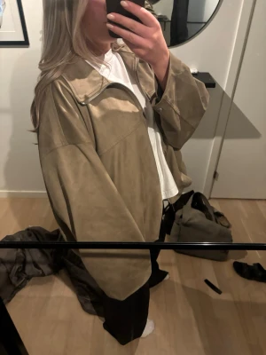 Jacka Gina trocot - Jättefin jacka från Gina i mocka imitation❤️ nyskick ❤️‍🩹😊 stl XL men mer som en L, kahki/beige färg 