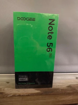 Doogee Note 56 Pro Android mobil - Doogee Note 56 Pro är en Android-telefon med 128GB lagring och 32GB RAM. Kommer i en snygg grön och svart kartong. Telefonen har modern design och levereras med EU-laddare. Perfekt för dig som vill ha mycket utrymme och kraftfull prestanda.