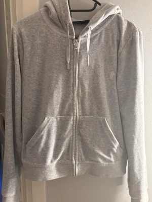 Juicy Couture Kofta - Storlek L men lite liten i storleken skulle nog passa en M också❣️fint skick förutom att J på dragkedjan tappat lite färg och kan vara lite trög att stänga 
