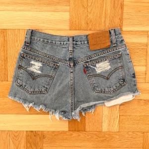 Blå jeansshorts med slitningar -  Jeansshorts från Levi's med slitningar😊 Köpta på plick men passade tyvärr inte mig!!💞