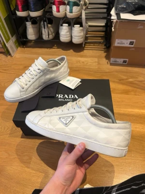 Prada skor  - Fetaste sommarskor du kan hitta med unik desig!🔥Nypris 12k👀skick 9/10 lite använda men i super skick! Size 8! Såklart äkta💸box-kort medföljer!✅ Hör av sig vid eventuella frågor:)