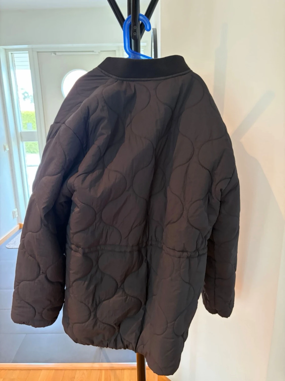 Svart quiltad pufferjacka - 1