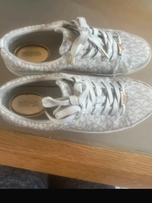 Beige  Michael Kors sneakers  - Använd några få gånger, storlek 38, orginal pris 1700