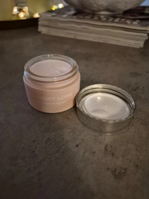 All Night Long Primer från Caia - All Night Long Long Lasting Primer från Ciaté i en ljusrosa glasburk med silvrigt lock. Primern har en krämig, ljus formula som ger en jämn bas för sminket och hjälper det att sitta längre. Perfekt för dig som vill ha en fräsch och hållbar look.swatchad en gång. Fin produkt. 
