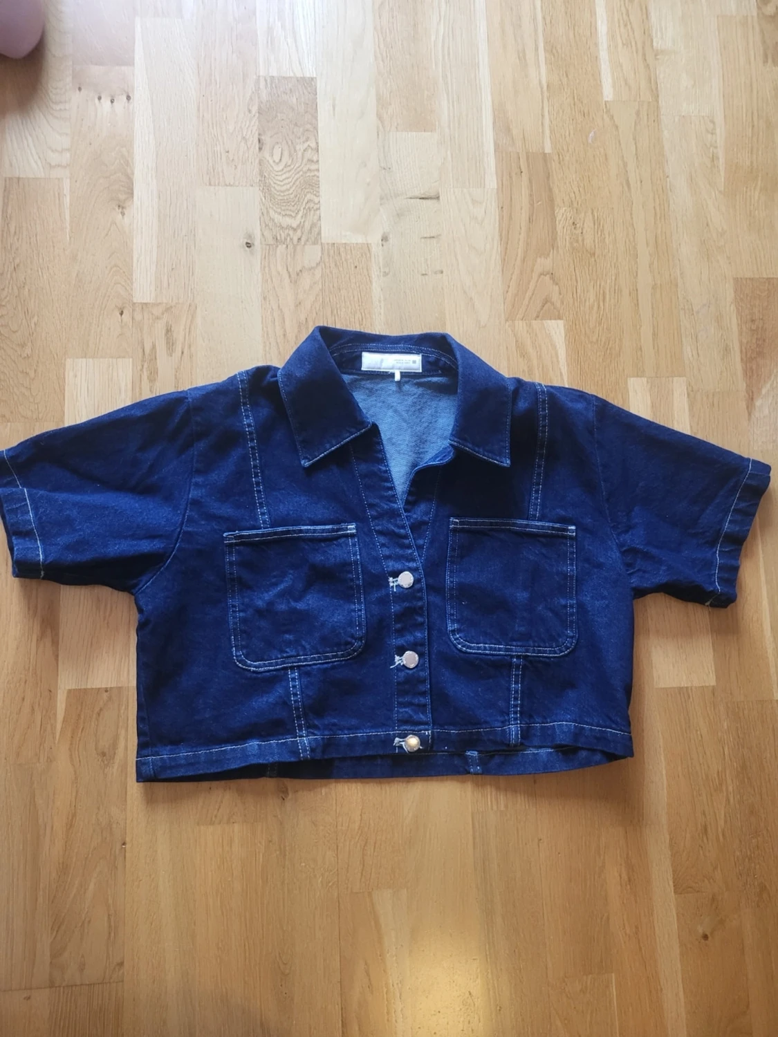 Mörkblå croppad jeansjacka/topp i denim