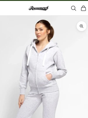 Ljusgrå zip hoodie från Russemarch - Knappt använd zip up hoodie från Russemarch. Hoodien har en klassisk huva med vita snören, två fickor framtill och ribbade muddar vid ärmar och midja. Nypris: 749 sek 💞(säljer då den inte kommer till användning)