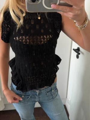 Spets blus med volang Zara - Supersnygg topp från Zara, passar toppen till utgång. Nypris 400kr, säljer för 100kr🌹