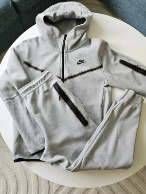 SUPERFYND MEGASTORT KLÄDPAKET (kille stl 170-M) - 1. Nike tech fleece set stl S (saknar plupp ett av snörerna) 2. Gant set stl 170 3. Lyle&scott set, stl 15-16 år (tröja välanvänd) 4. Lyle&scott träningsbyxor stl L 5. Adidas set stl 170 6. Lyle&scott luvtröjor stl L 7. Gant & Lacoste pikétröja stl 176/170/5 8. John Henrik kabelstickade tröjor stl L (tvättpåverkan) 9. Peak Performance set stl 170/S 9. Polo Sport Ralph Lauren tröja stl 18-20 10. Jeans (Replay Jondrill stl 33, F&F stl 34, Dickies stl W30/L32) 11. Kappahl ziptröja stl 170, HM luvt