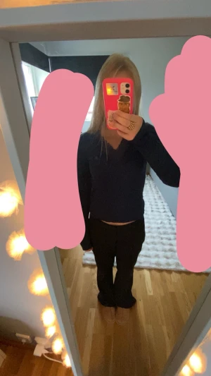 Mörkblå spetsdetaljerad topp Gina Tricot - Mörkblå långärmad topp från Gina Tricot med snygg V-ringning och spetsdetaljer vid halsen. Tillverkad i mjukt stretchigt material som sitter skönt på kroppen. Perfekt att styla med jeans eller kjol för en trendig look.