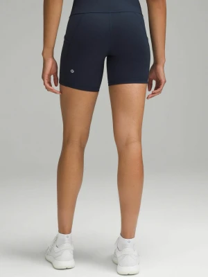 Mörkblå träningstights shorts Lululemon - Snygga mörkblå träningstights shorts från Lululemon med hög midja och tight passform. Perfekta för gymmet eller löprundan. Tillverkade i ett stretchigt syntetmaterial som andas och ger maximal rörelsefrihet. Aldrig använda!🩵