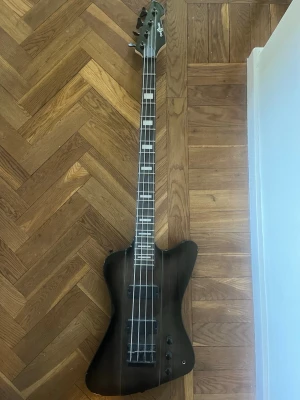 Svart elbas från Gear4music - 4-strängad elbas i mörk/svart finish som kommer med en väska åt basen +extrasträngar. Den har tre rattar för volym/ton, slitna delar visas i bilderna. Pris går att diskutera. Upphämtning i Bandhagen eller föreslå en plats nära i Stockholm!! Skickar inte via post, så skriv privat om ni är intresserade så kan vi fixa ett annat sätt att betala på 