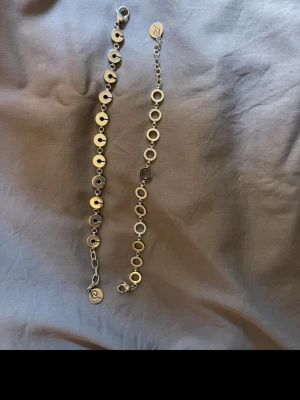 Snyggt armband i silverfärgade ringar - Edblad armband med cirkelformade länkar i silverfärg, vissa dekorerade med små gnistrande stenar. Lås med justerbar längd❤️köp båda tsm eller separat (skriv till mig om pris)❤️