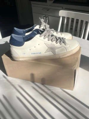 Mörkblå Golden Goose - Säljer ett par riktigt fräscha golden Goose med mörkblå tail knappt använda. Storlek 44 hör av vid minsta fråga👍