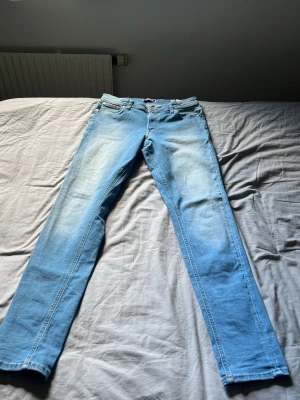 Ljusblå skinny jeans från Crocker - Säljer ett par ljusblå jeans från Jack & Jones som inte är sönder någon stans och är i hyfsat nytt skick.