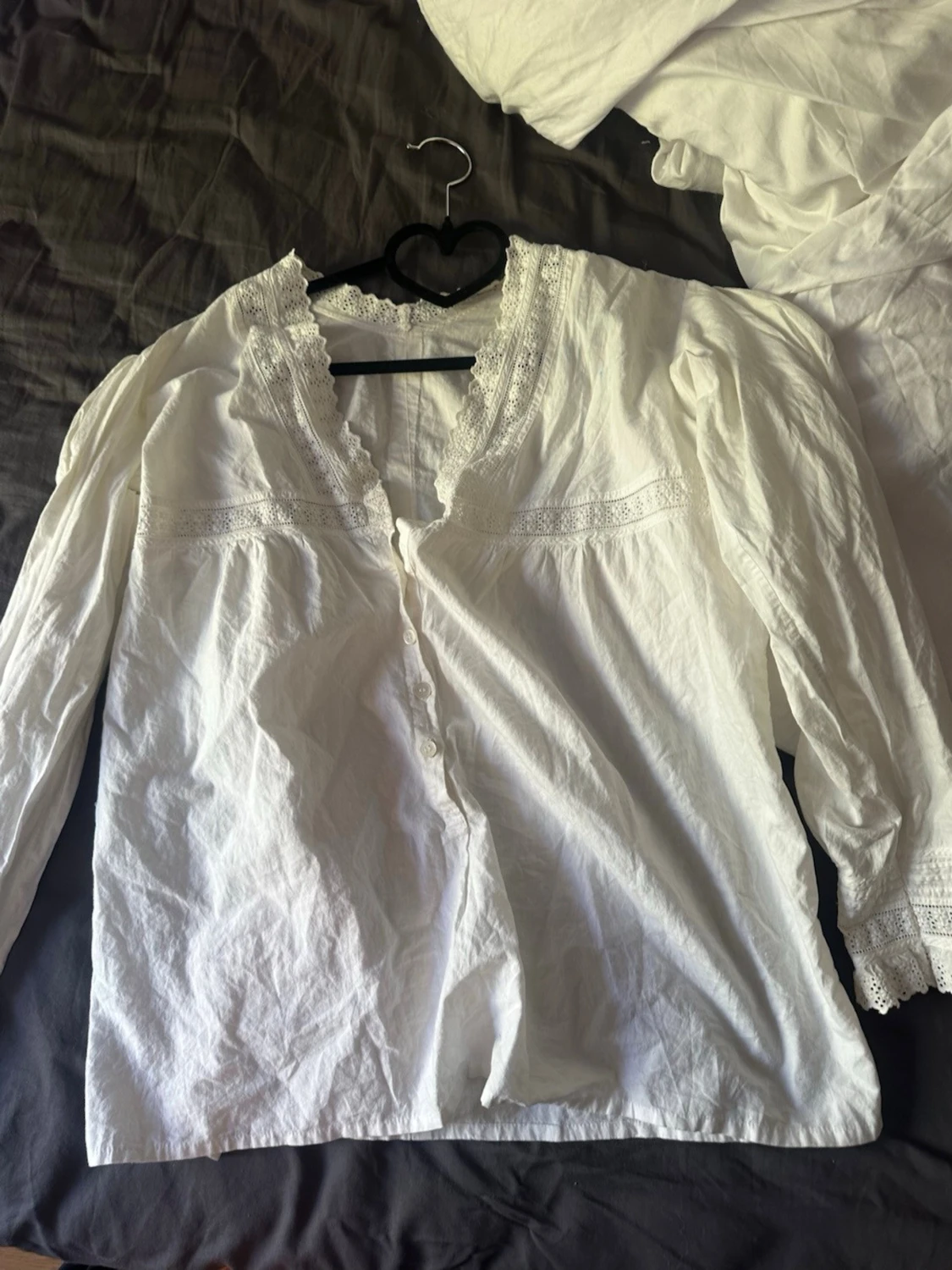 Vit blus med spetsdetaljer - 1