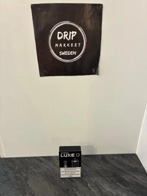 Vaporesso Luxe Q vape-kit svart - Säljer ett Vaporesso Luxe Q vape-kit i svart med usb c laddare. Kompakt och stilren design med tydlig logga på förpackningen. Perfekt för dig som vill ha en smidig och modern e-cigarett. Levereras i originalförpackning.