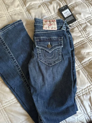True Religion  - Nya oanvända jeans från True religion med etiketter. Joey Low Rise Flare i storlek W24. Blå färg 