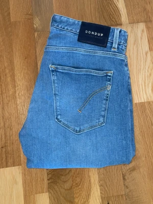 Dondup limited edition - Snygga dondup limited edition i mycket bra skick bara använda några få gånger.                       Storlek: 50 33w