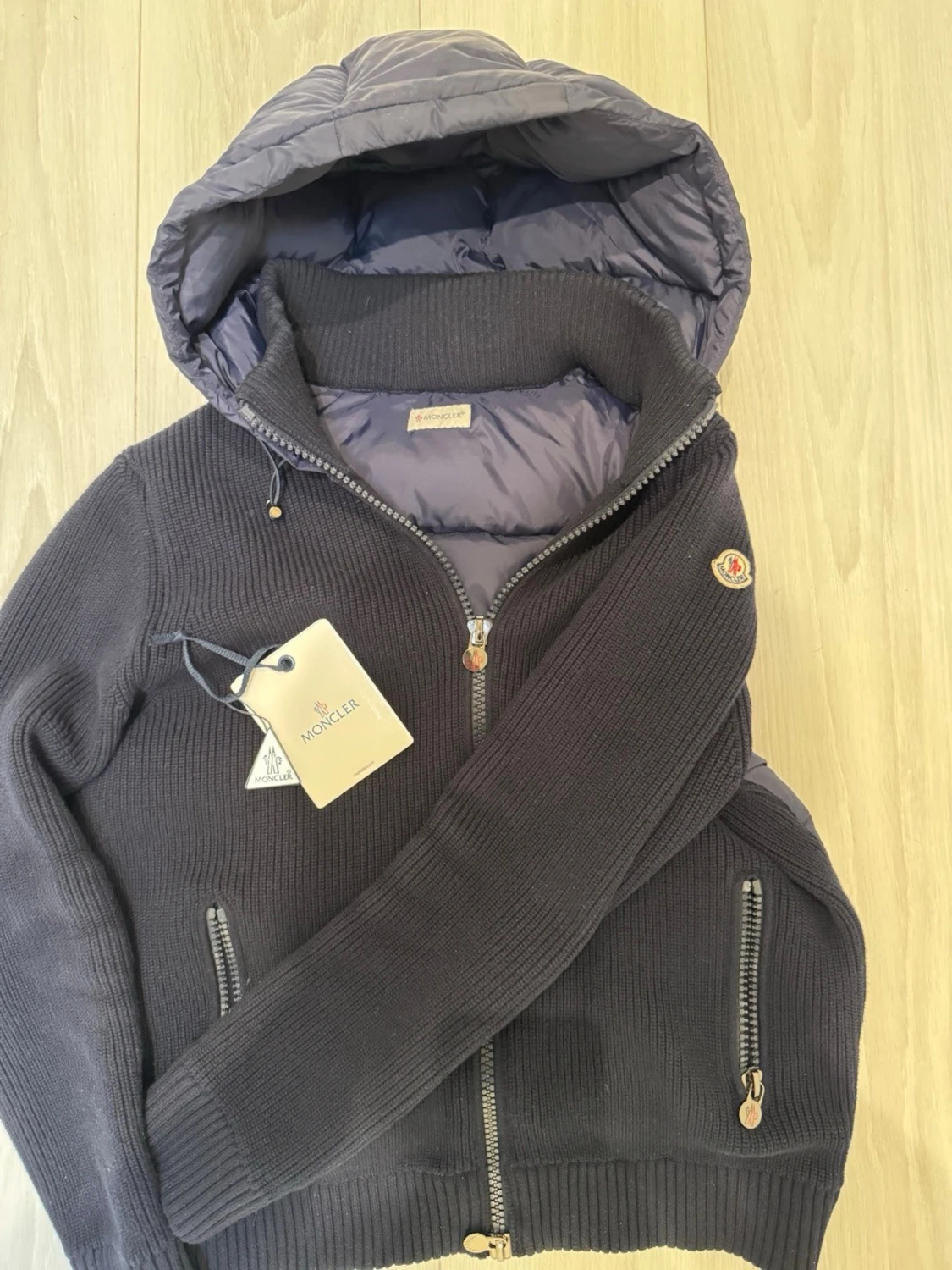 Mörkgrå pufferjacka från Moncler