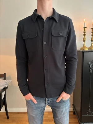 Mörkblå overshirt från Only&Sons - Säljer en riktigt najs overshirt från Only&Sons, säljer den för 199kr! Skriv om du har några funderingar!