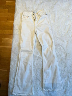 Vita jeans - Super fina vita jeans byxor från Zara. Inte genomskinliga. Säljer enbart då de ej passar mig mer. 