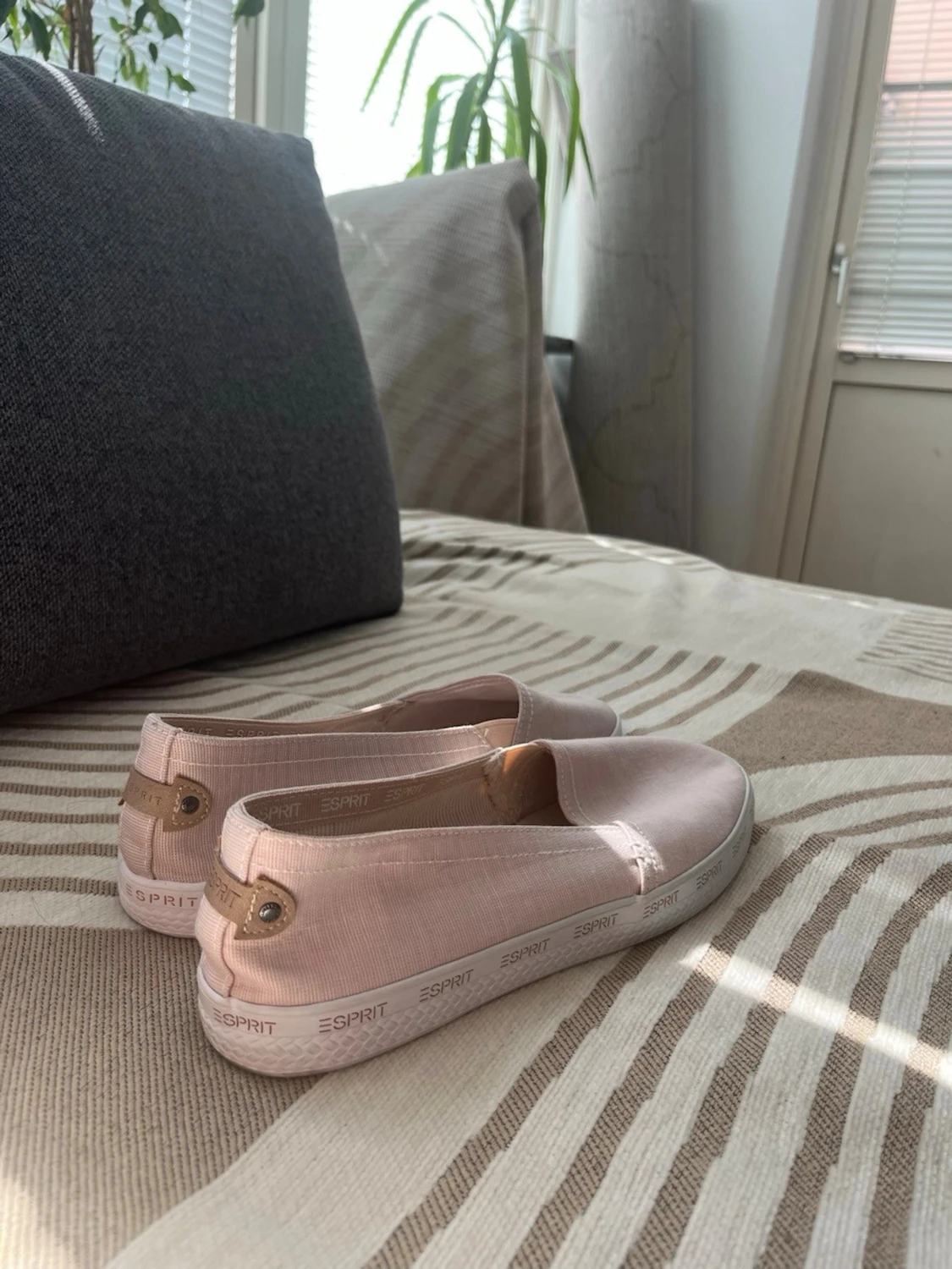Ljusrosa ballerinaskor från Esprit - 1