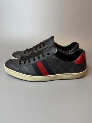 Gucci Skor  - ‼️VI TAR EJ BYTEN‼️ Gucci Ace sneakers | Skick: 8/10 | Storlek 12 motsvarar EU 46-47  | ingår box & kort  vid köp! | Fraktar inom 24H efter köp på köparens bekostnad 📦💨 | Hör av dig vid minsta fråga eller fundering 💭 