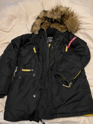 Vinterjacka - En varm jacka som har använts i en vinter men är i mycket bra skick. 