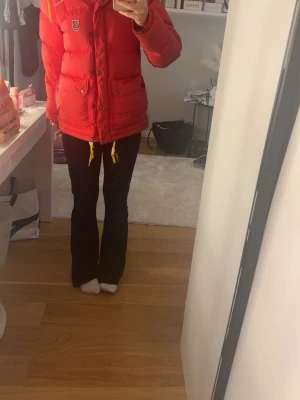 Röd  Fjällräven jacka  - Säljer nu min fjällräven jacka som använts i 2 vintrar. Jackan är i väldigt bra skick och det är den nya modellen på jackan. Säljs för att jag vill ha en annan färg till nästa vinter. Bytes mot mörkblå fjällräven i storlek xs/s är också intressant🤗