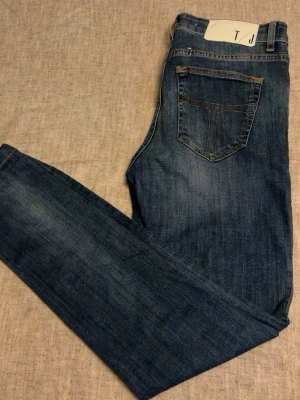 Mörkblå slim fit Tiger of Sweden jeans - Snygga mörkblå Tiger of Sweden jeans som är väldigt töj bara och som sitter riktigt snyggt runt benen. Den här varan säljer vi endast för 225kr (nypris går för ungefär 850kr) Jag har använt dem här jeansen 2-4 gånger men det märks inte på kvalliten 