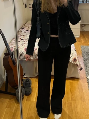 Svarta kostymbyxor  - Snygga svarta kostymbyxor med hög midja. Byxorna har klassisk passform och stilrena detaljer. Väldigt mjuka och sköna. Inga större utseendedefekter förutom att byxorna är lite noppriga på övre fram och baksida🫶