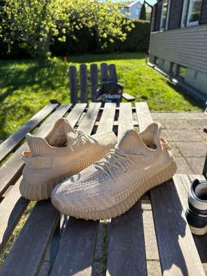 Beiga Adidas Yeezy Boost 350 V2 - Yeezy storlek 45