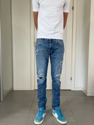 Replay Anbass Jeans - Säljer nu dessa Replay Anbass Jeans med snygga slitningar i populär design, W32 o L32, skriv för fler bilder/frågor🙌🏼