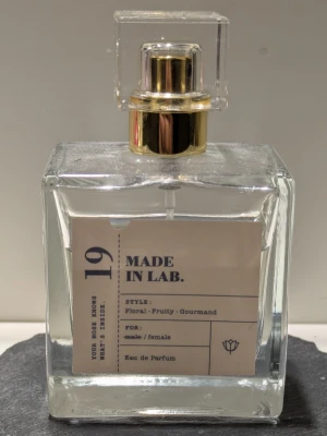 Made in Lab 19 Eau de Parfum - Made in Lab nummer 19. Doften är floral, fruktig och gourmand. 