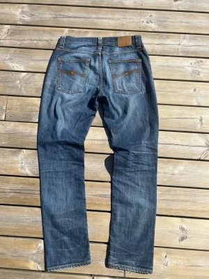Nudie Grim Tim 33/32 - Säljer nu dessa galet feta Nudie Grim Tim jeansen storlek 33/32 Modellen är 188cm och väger 78kg  Total längd: 102 Benöppning: 19 Midja: 43  Priset kan som alltid diskuteras, hör av er vid minsta fundering! Mvh Charlie