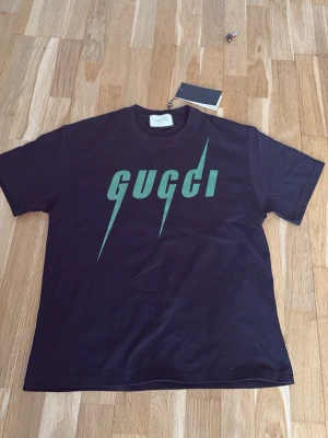 Gucc*i T-shirt - Storlek M men ganska kort tveka inte att skriva vid funderingar.