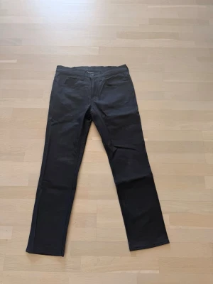 Svarta raka jeans från Levis - Levi’s 511 Slim Fit Stretch – helt nya Helt nya Levi’s 511 jeans i svart/grå ton med stretch för hög komfort och snygg passform. Slim fit-modell som sitter modernt utan att vara för tajt. Klassisk 5-pocket design och stilren mörk färg som passar till allt.  * Märke: Levi’s * Modell: 511 Slim Fit Stretch * Storlek: W34 / L30 * Färg: Svart / mörkgrå * Skick: Helt nya, oanvända  Nypris ca 1200–1400 kr.