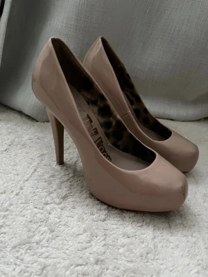 Nude pumps med leopardmönstrad insida - Säljer ett par snygga nude pumps med hög klack ca 10cm. Ganska sköna för att vara 10cm. Vet tyvärr inte märket men de är jätte stabila