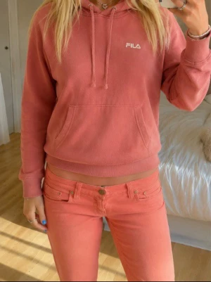 Korallrosa hoodie från FILA 🧡🩷 - 📐 Storlek: M/38 🧵 Material: 100% bomull  🏷 Skick: Aldrig använd   Supersnygg till våren och sommaren med korallfärgad !!🪸 man ser alltid så brun ut u de 😍😍Jag säljer tyvärr denna jag rensar garderoben. Den har annars legat oanvänd — synd att den inte används!  Köpte den i New York för 400kr.  Säljer nu för 150kr ett riktigt fynd!💞💞  🫧 Tvättas i 40 grader  Kommer från rök- och djurfritt hem.  Skickar snabbt — oftast samma dag eller dagen efter! 📦  Bundle-rabatt: köp fler plagg så gör vi en deal 🤝